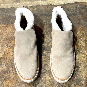 Toms Paxton Mid-top slip-on, size 8.5, excellent condition, beige.